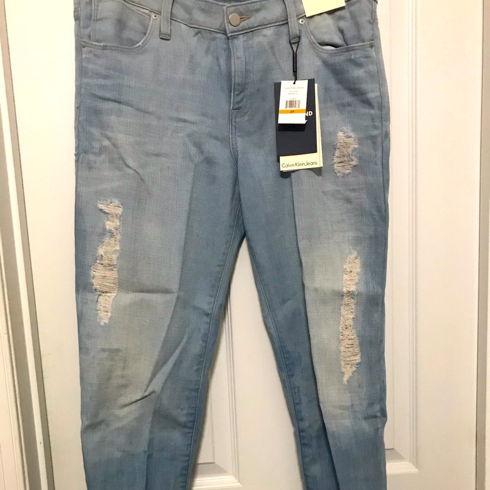 NWT Calvin Klein boyfriend Jeans zipper closure & intentional distressing   w29